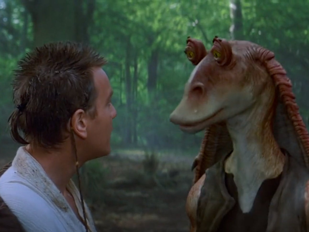 Obi-Wan Kenobi (Ewan McGregor) et Jar Jar Binks (Ahmed Best) dans ‘La Menace Fantôme’