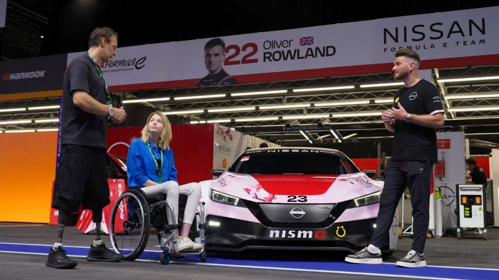 Abi et Richard lors du London ePrix 2024 avec le pilote pro Aaron Morgan, crédit : Amazon Prime Video