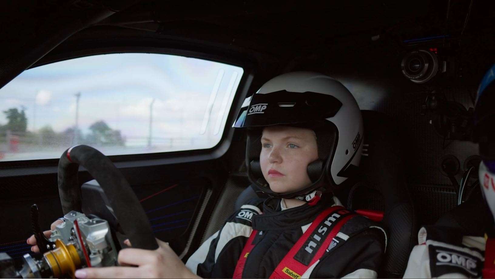 Abi lors de sa première expérience au volant de la voiture à Donington, crédit : Amazon Prime Video