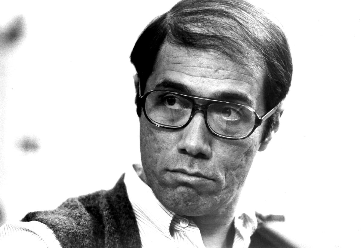 Un homme avec des lunettes semble sceptique