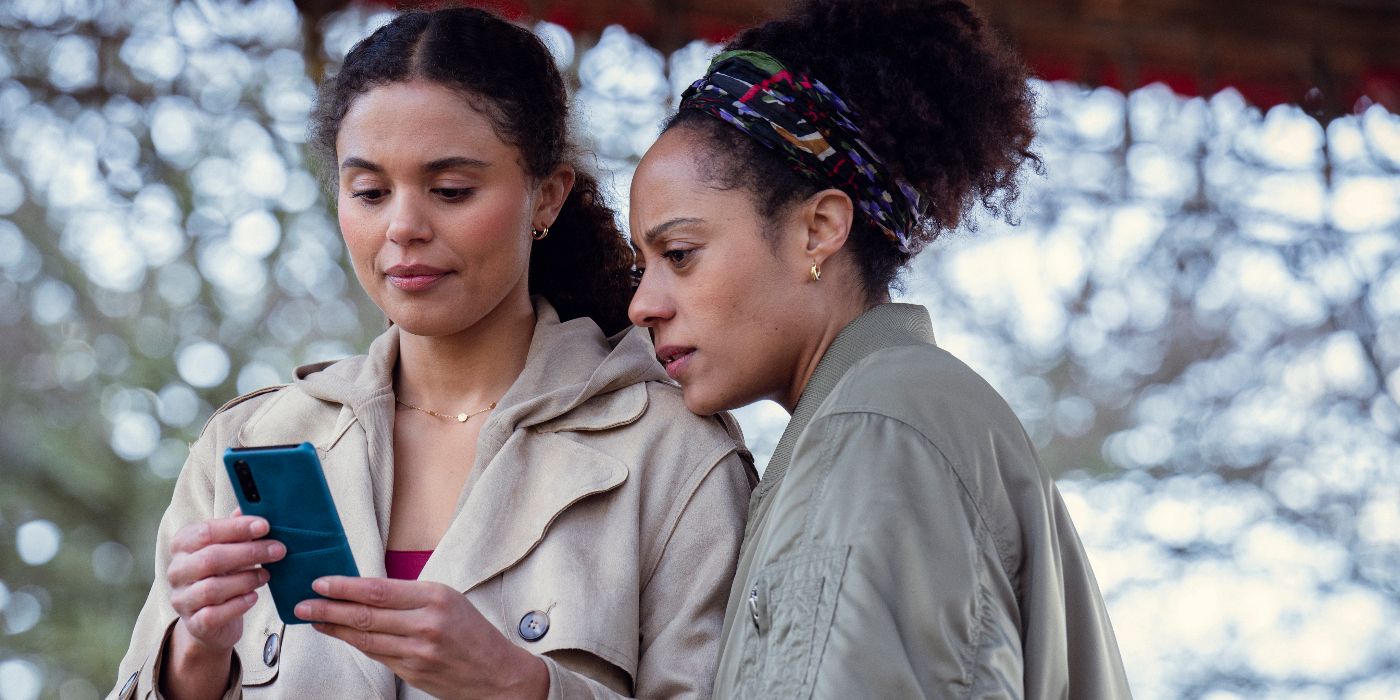 Rosalind Eleazar et Jessica Plummer regardant un téléphone portable