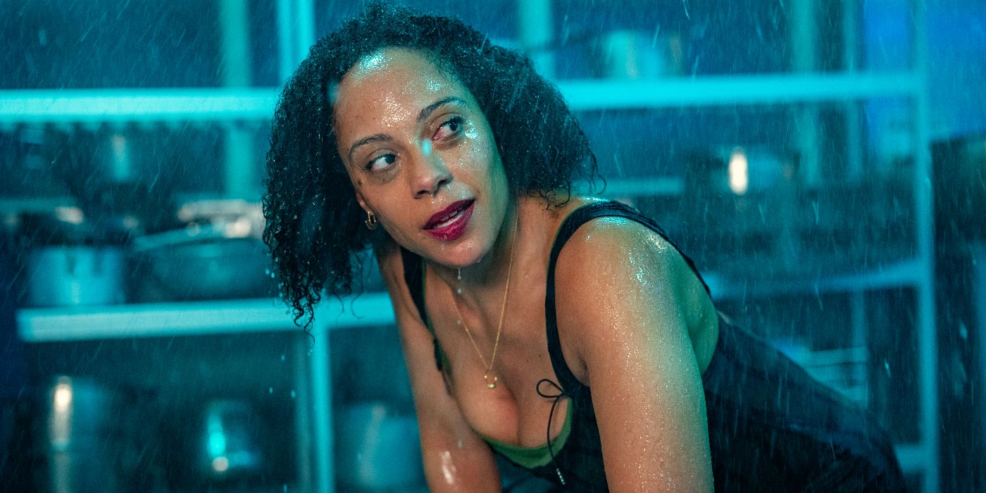 Rosalind Eleazar se penchant sous la pluie