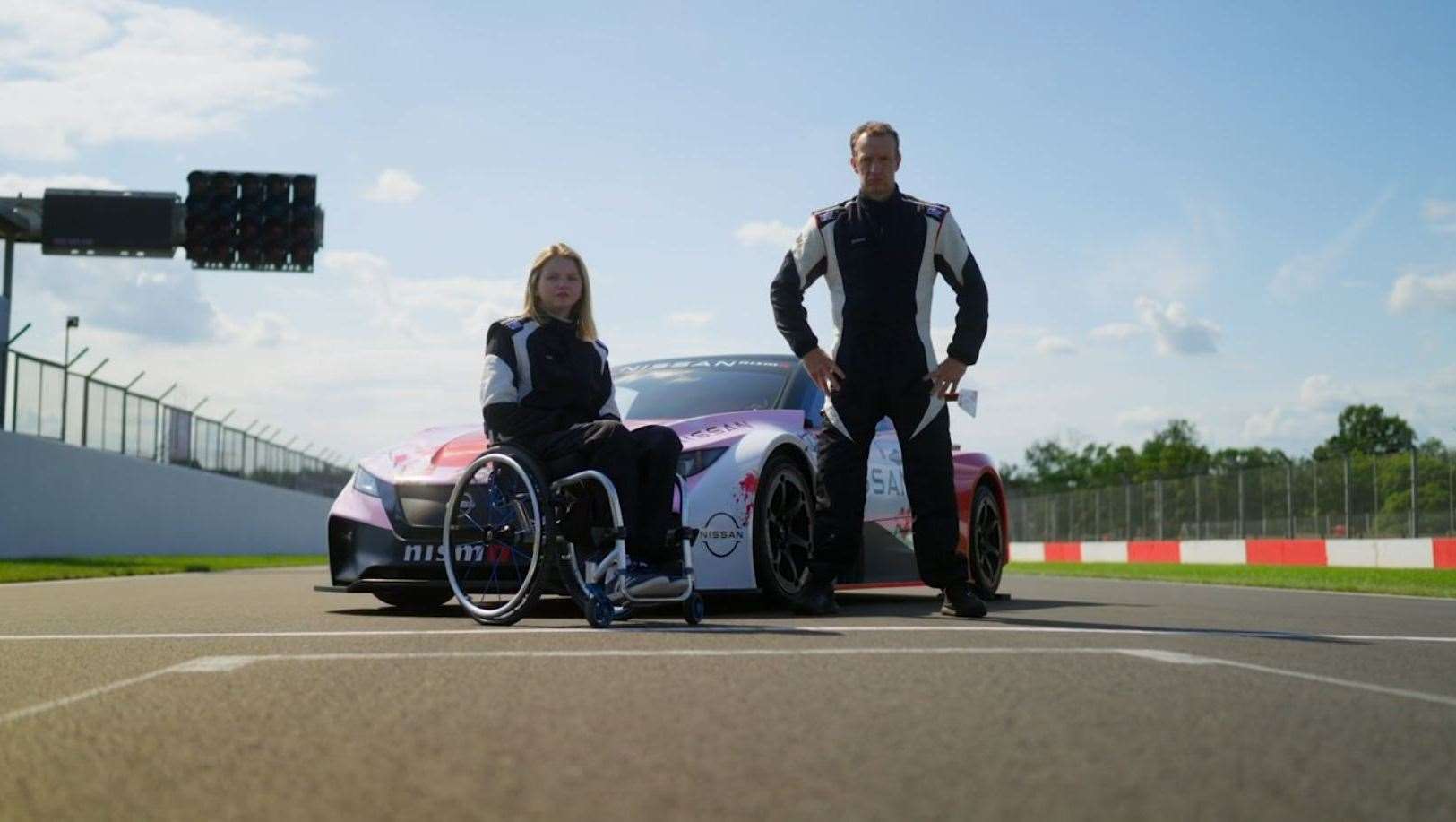 Abi et Richard devant la voiture de Formula E qu'ils ont pu tester à Donington, crédit : Amazon Prime Video