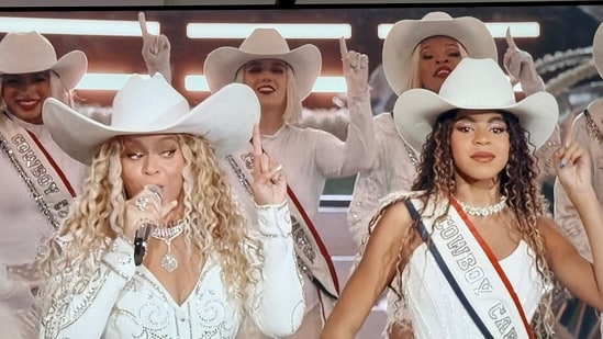 Beyonce et Blue Ivy lors du spectacle de la NFL. Beyonce et Blue Ivy lors du spectacle de la NFL.