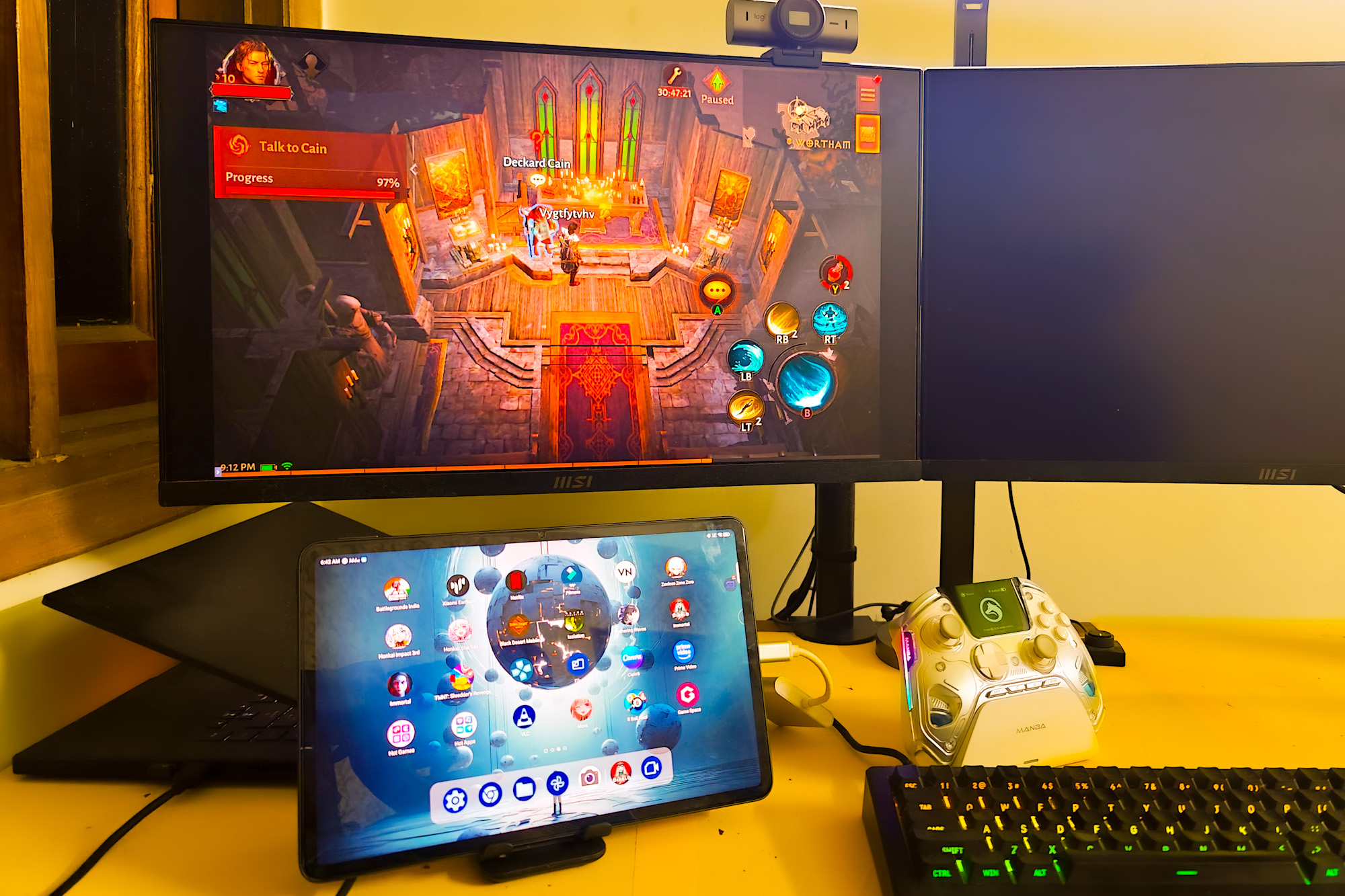La tablette Red Magic Nova jouant à des jeux sur un moniteur.