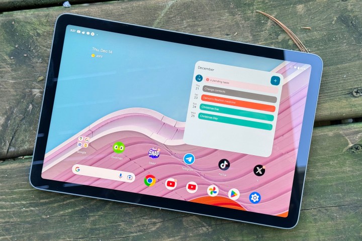 La tablette Google Pixel exposée à l'extérieur avec son écran allumé.