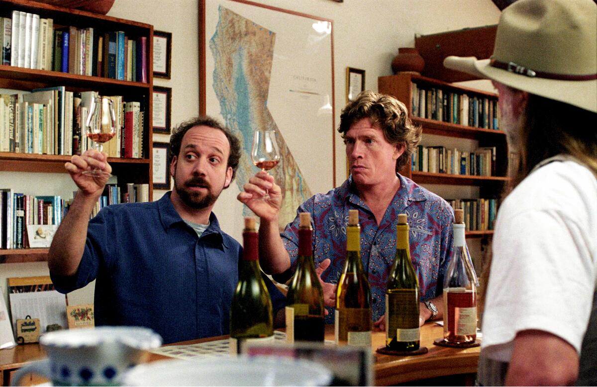 Deux hommes lors d'une dégustation de vin regardent leurs verres levés