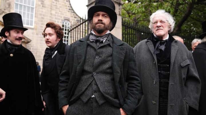 Groupe d'hommes victoriennes autour d'un film de Guillermo del Toro.