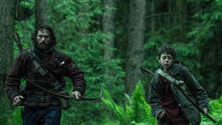 28 Years Later avec un homme et un garçon portant des arcs.