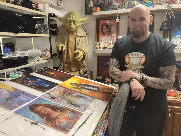 Matt Busch de Macomb, écrivain-directeur et artiste de Star Wars, présente l'œuvre représentant les personnages principaux de son nouveau film.