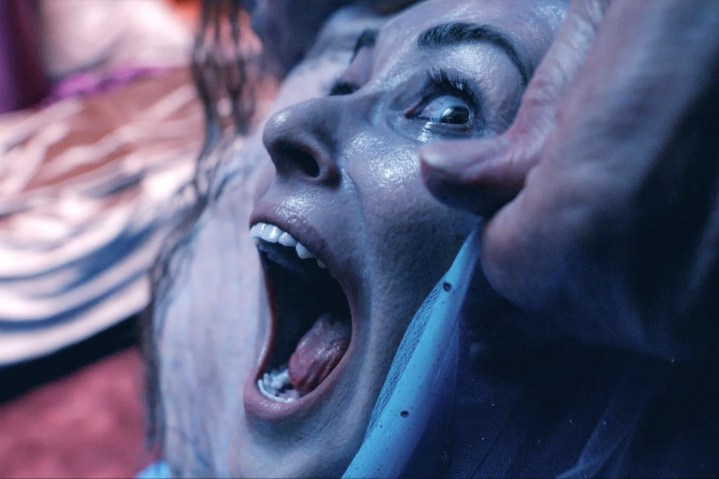 Une femme crie dans The Substance.