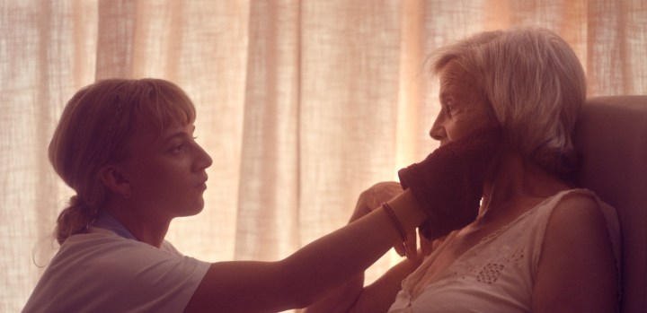 Une femme touche le visage d'une vieille femme dans Meanwhile on Earth.