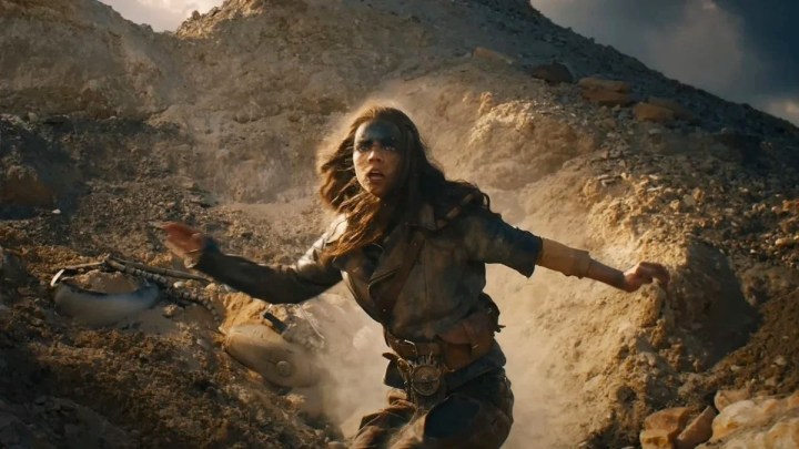 Furiosa descend une colline dans Furiosa: A Mad Max Tale.