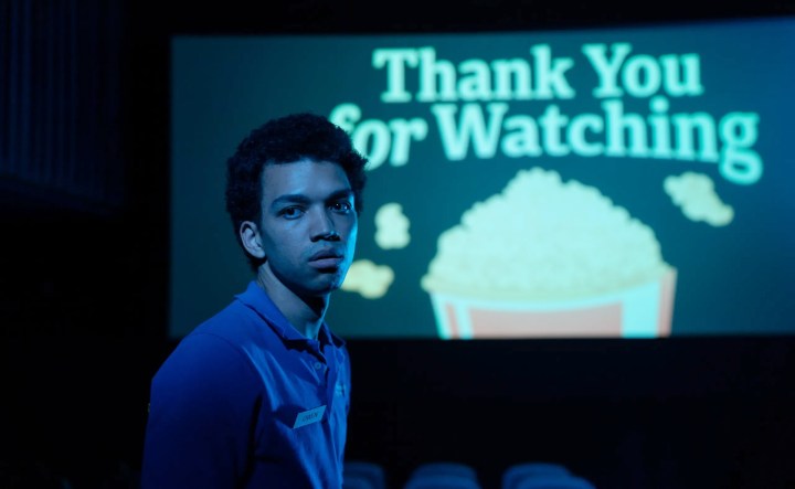 Un adolescent explore un cinéma dans I Saw the TV Glow.
