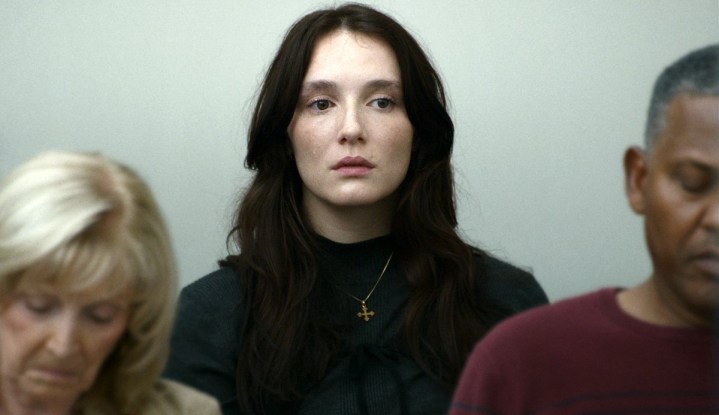 Une femme assise dans un tribunal dans Red Rooms.
