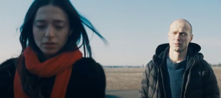 Un homme regarde une femme dans Anora.