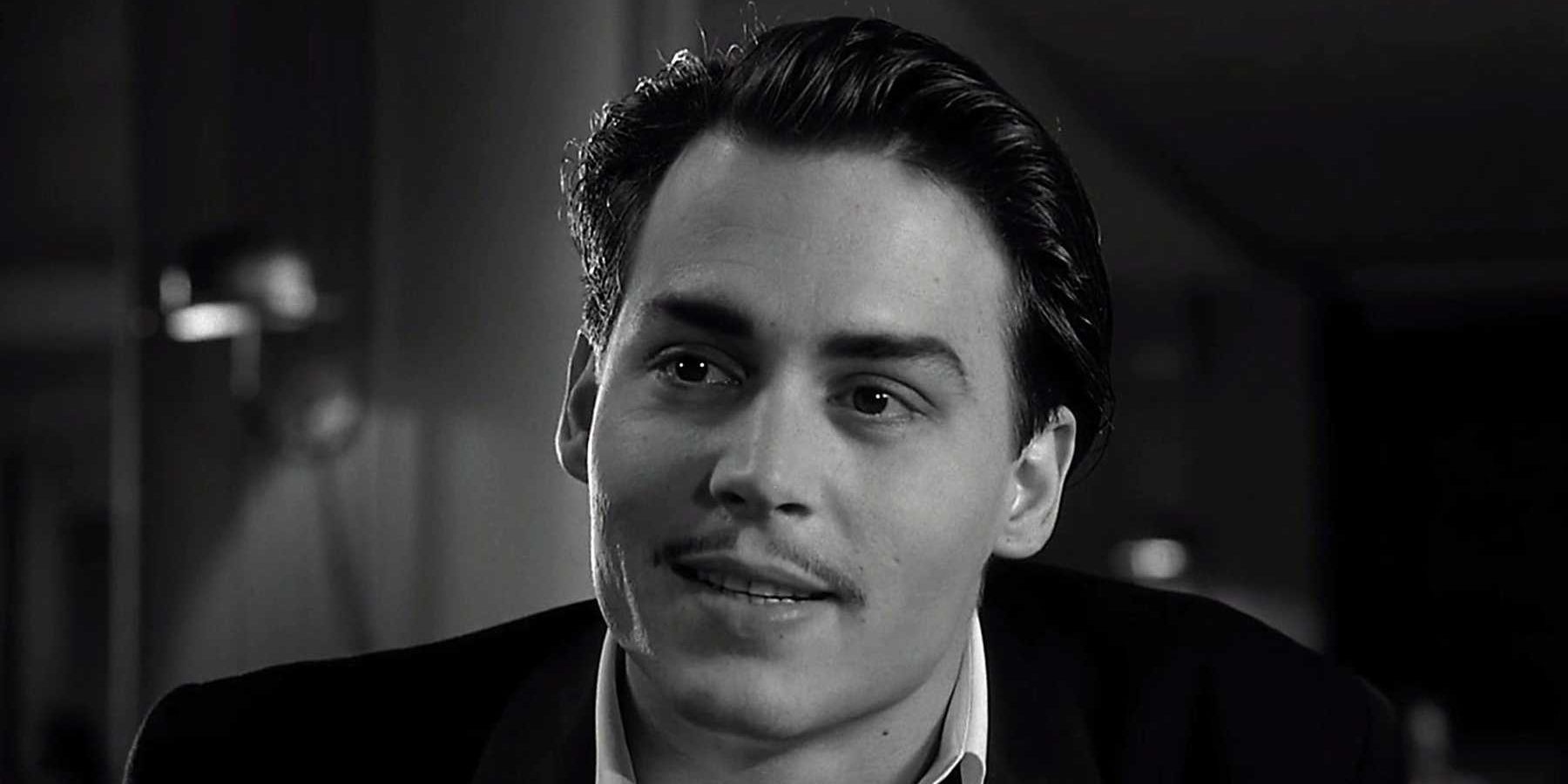 Ed Wood interprété par Johnny Depp souriant en noir et blanc