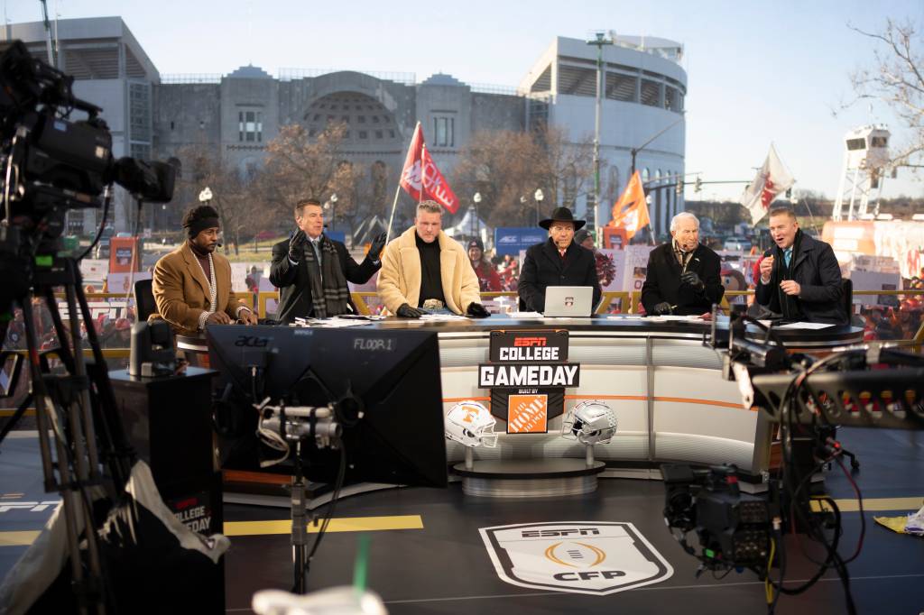 L'équipe d'ESPN, de gauche à droite, Desmond Howard, Rece Davis, Pat McAfee, Nick Saban, Lee Corso et Kirk Herbstreit, sur le plateau de College GameDay avant le match de playoffs entre les Ohio State Buckeyes et les Tennessee Volunteers à Columbus le 21 décembre 2024.