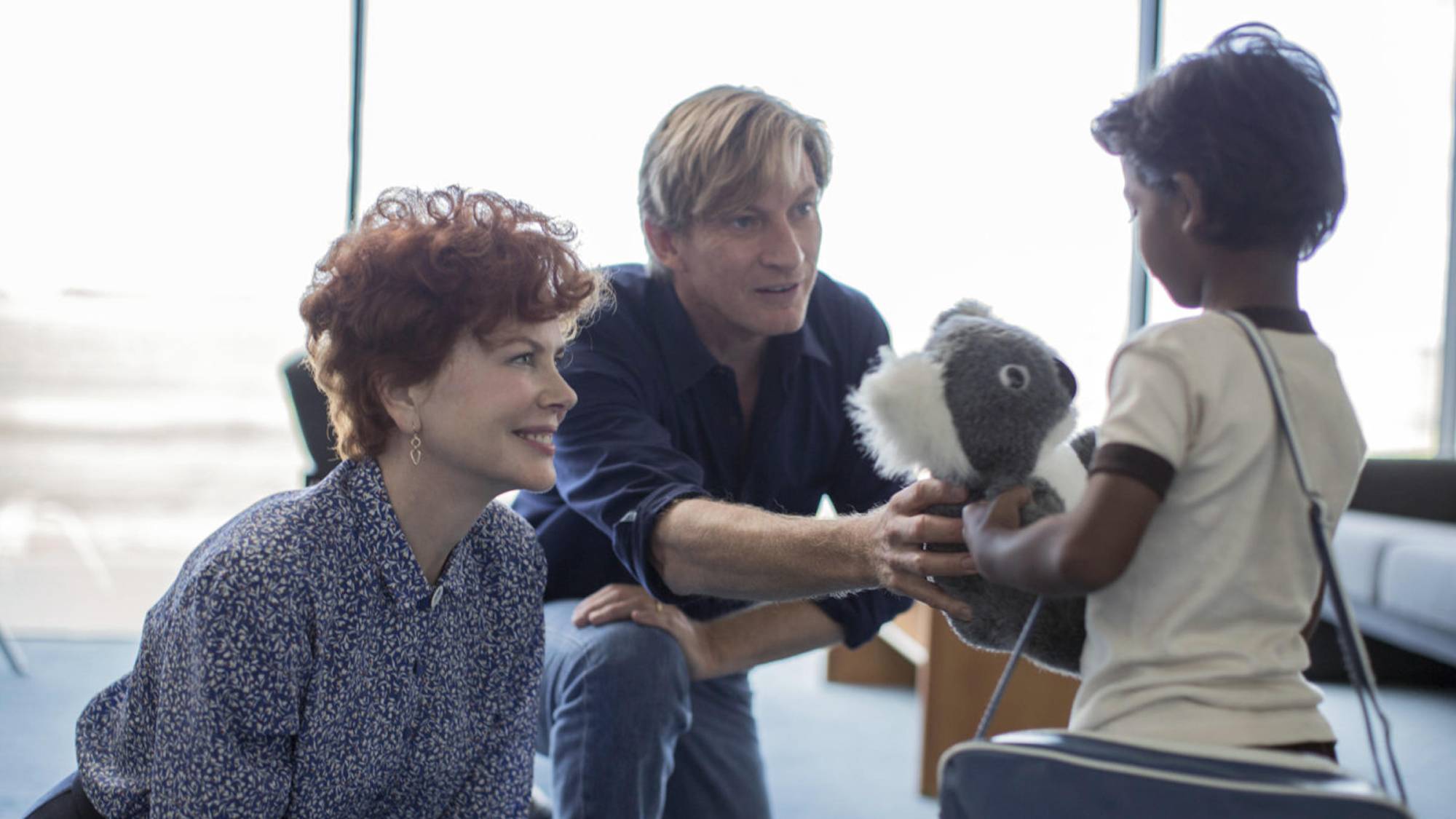 (G-D) Nicole Kidman dans le rôle de Sue Brierley, David Wenham dans le rôle de John Brierley et Sunny Pawar dans le rôle de Jeune Saroo dans 'Lion'