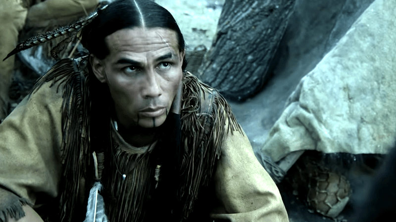 Derek Hinkey dans le rôle de Red Feather dans American Primeval Épisode 3