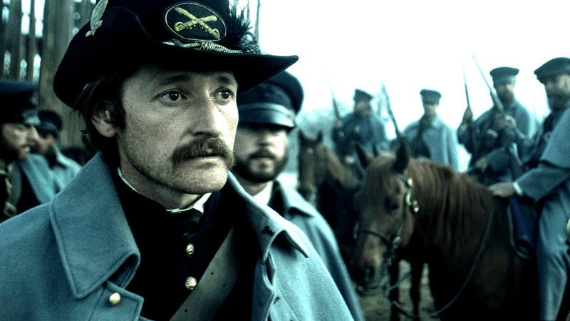Lucas Neff dans le rôle de Captain Dellinger dans American Primeval Épisode 2