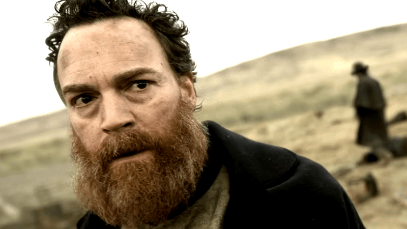 Dominic Bogart dans le rôle de Brother Cook dans American Primeval Épisode 3