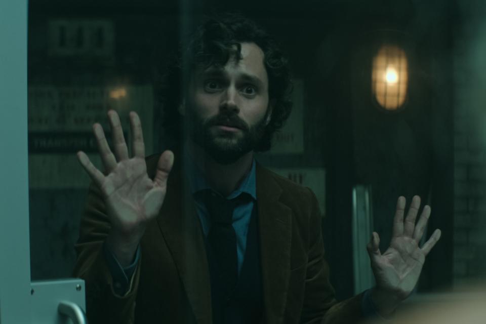 De nombreux fans ont théorisé que Joe rencontrerait sa fin dans sa célèbre boîte en verre. Photo : Netflix