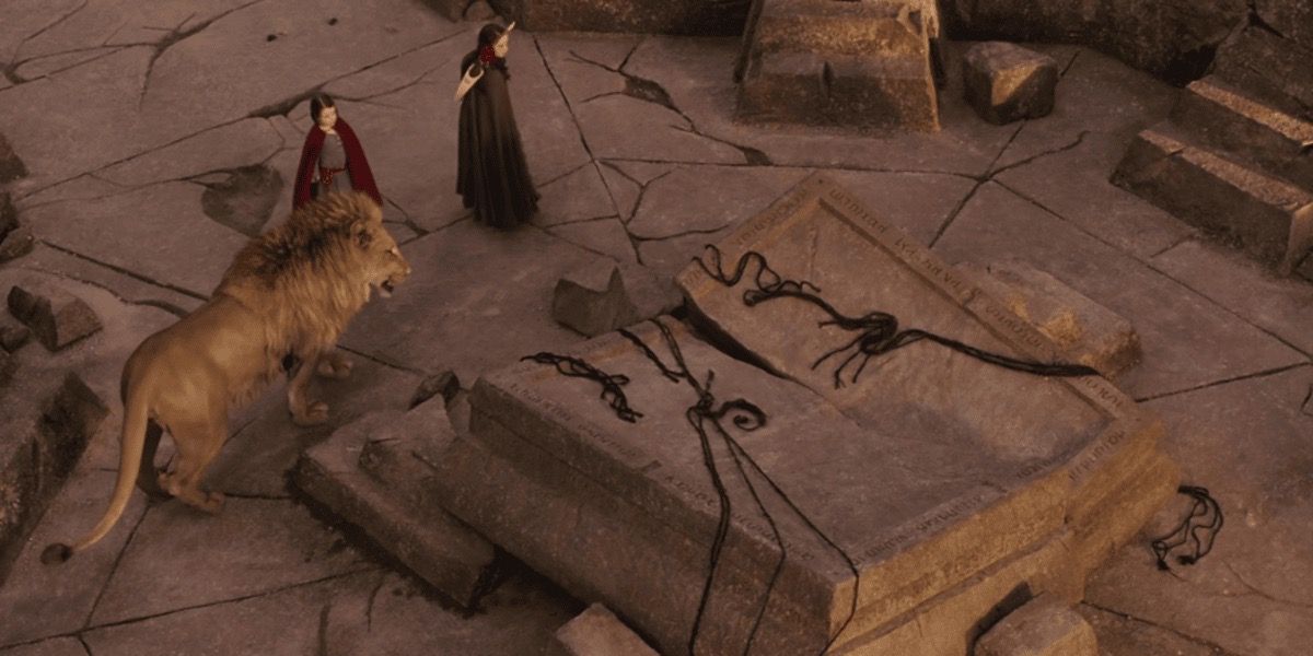 Table brisée d'Aslan dans Les Chroniques de Narnia : Le Lion, la Sorcière et l'Armoire