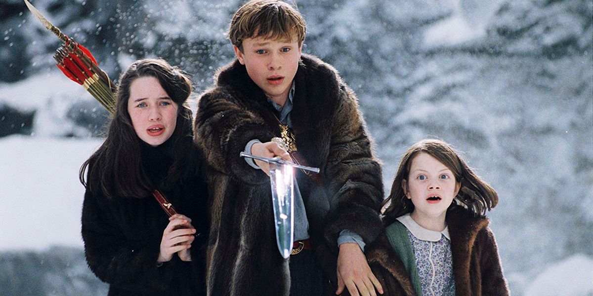 Susan, Peter et Lucy Pevensie combattent un loup dans Les Chroniques de Narnia : Le Lion, la Sorcière et l'Armoire.