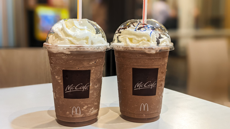 Deux boissons glacées au café de McDonald's