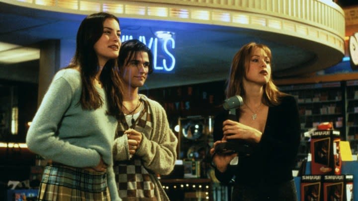 Trois jeunes dans un magasin de disques dans Empire Records.