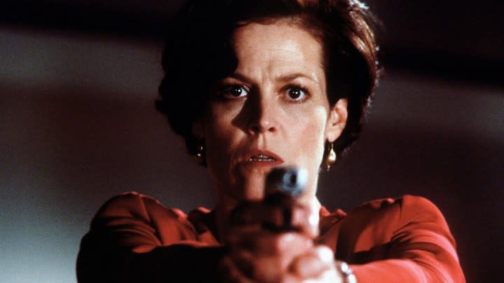 Sigourney Weaver, l'air effrayé, tenant une arme dans Copycat.
