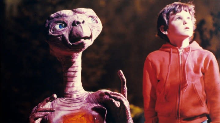 E.T. et Elliott dans E.T. : l'extra-terrestre.