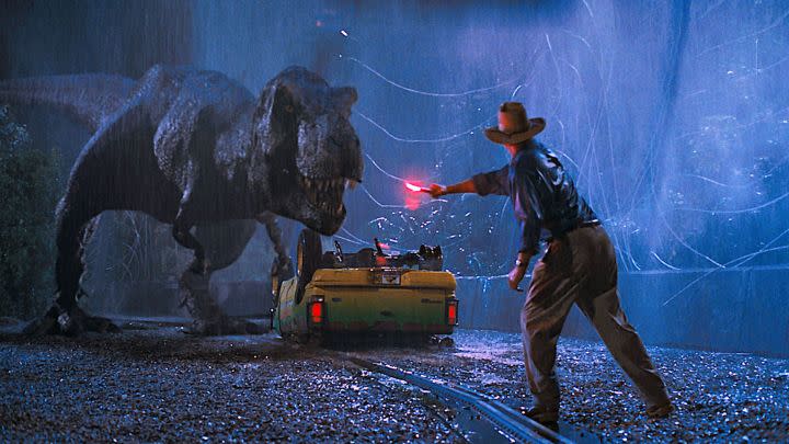 Le Dr Grant essaie d'attirer le T-Rex à l'écart dans Jurassic Park.