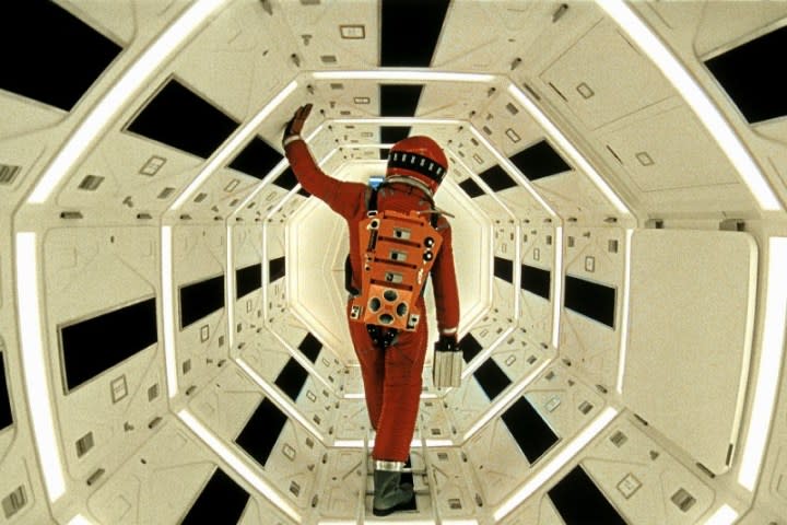 Un astronaute marchant dans un couloir du film "2001, l'Odyssée de l'espace."