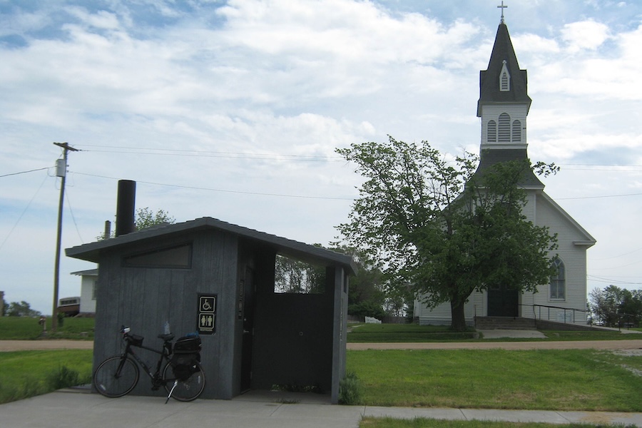 Aire de repos de Loma avec église à l'arrière-plan le long du sentier Oak Creek | Photo par utilisateur TrailLink godsgalleon616