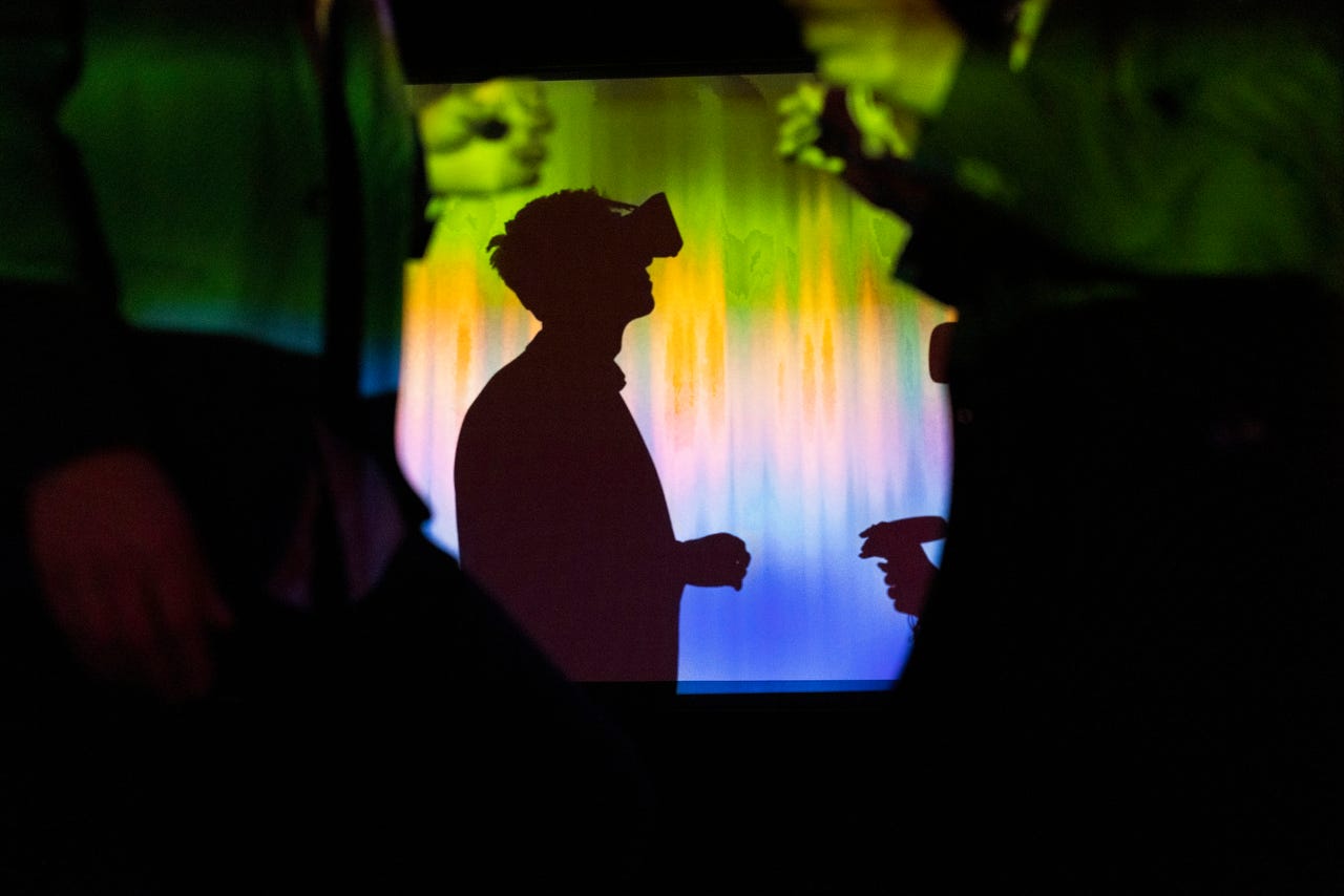 Une ombre colorée d'un homme portant un casque de réalité virtuelle