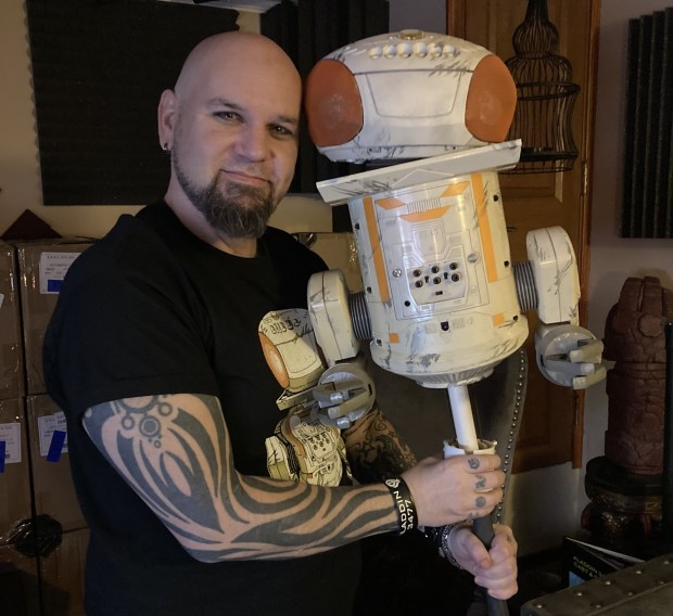 Découvrez Fidgi, un personnage imaginé par Matt Busch et le robot de son nouveau film, "Aladdin 3477," qui séduira sans doute les enfants.