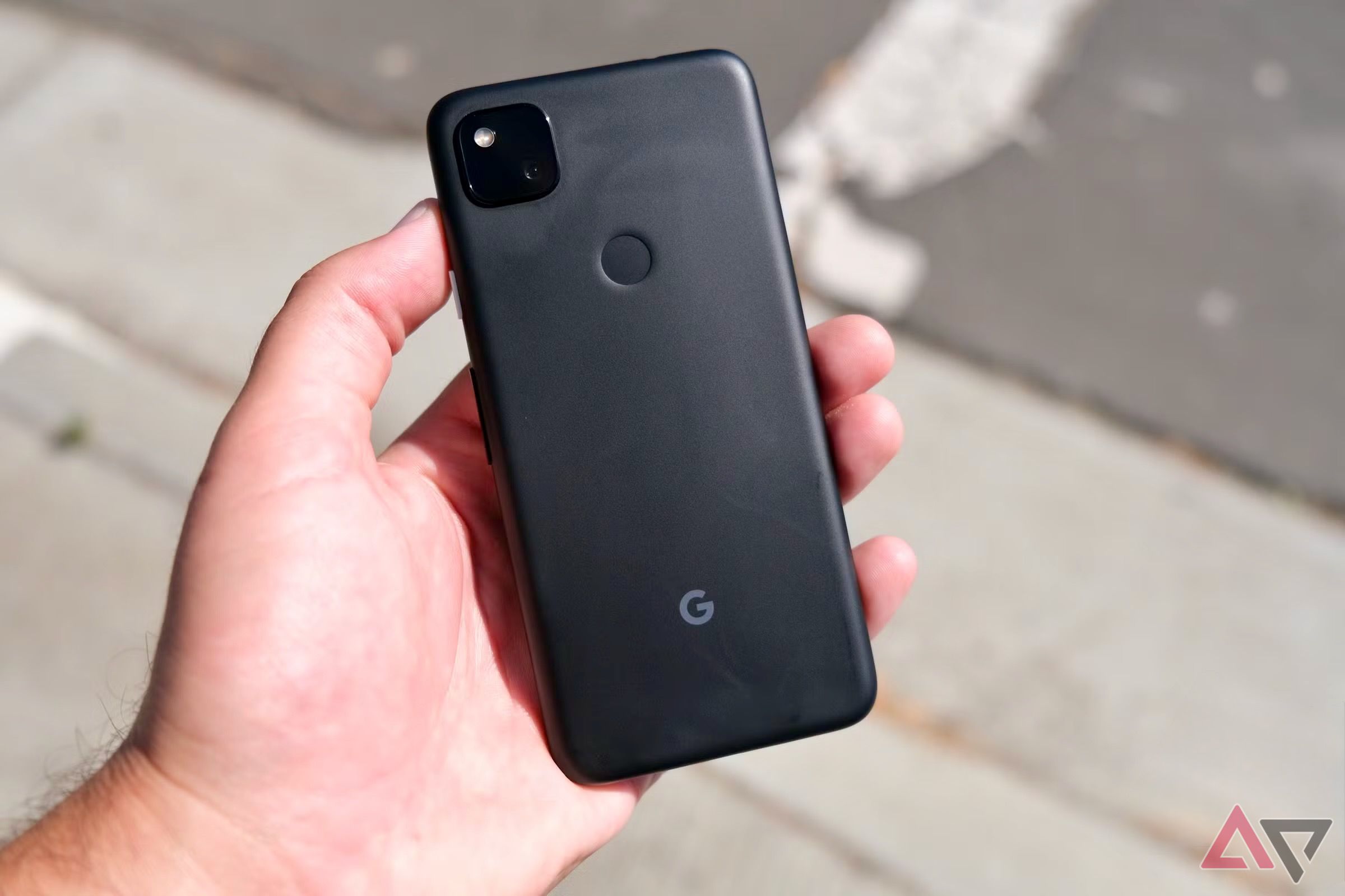 Google Pixel 4a en main