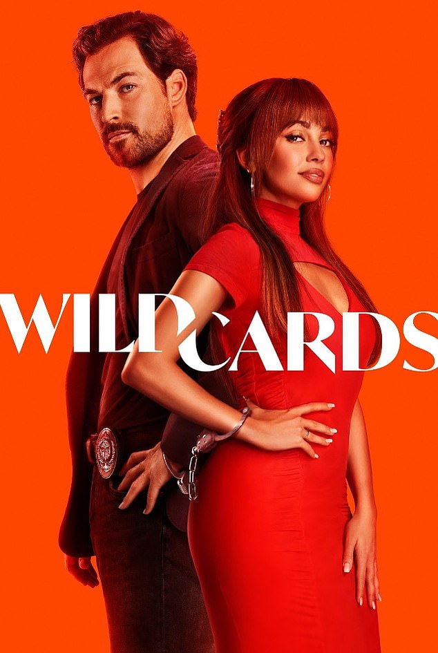 Wild Cards suit le détective Cole Ellis, joué par Giacomo Gianniotti (à gauche) et la fraudeuse Max Mitchell interprétée par Vanessa Morgan (à droite)