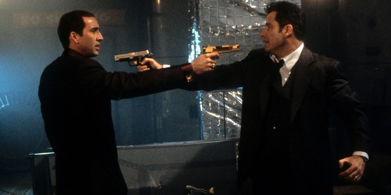 Castor et Sean visant leurs armes l'un vers l'autre dans Face/Off.