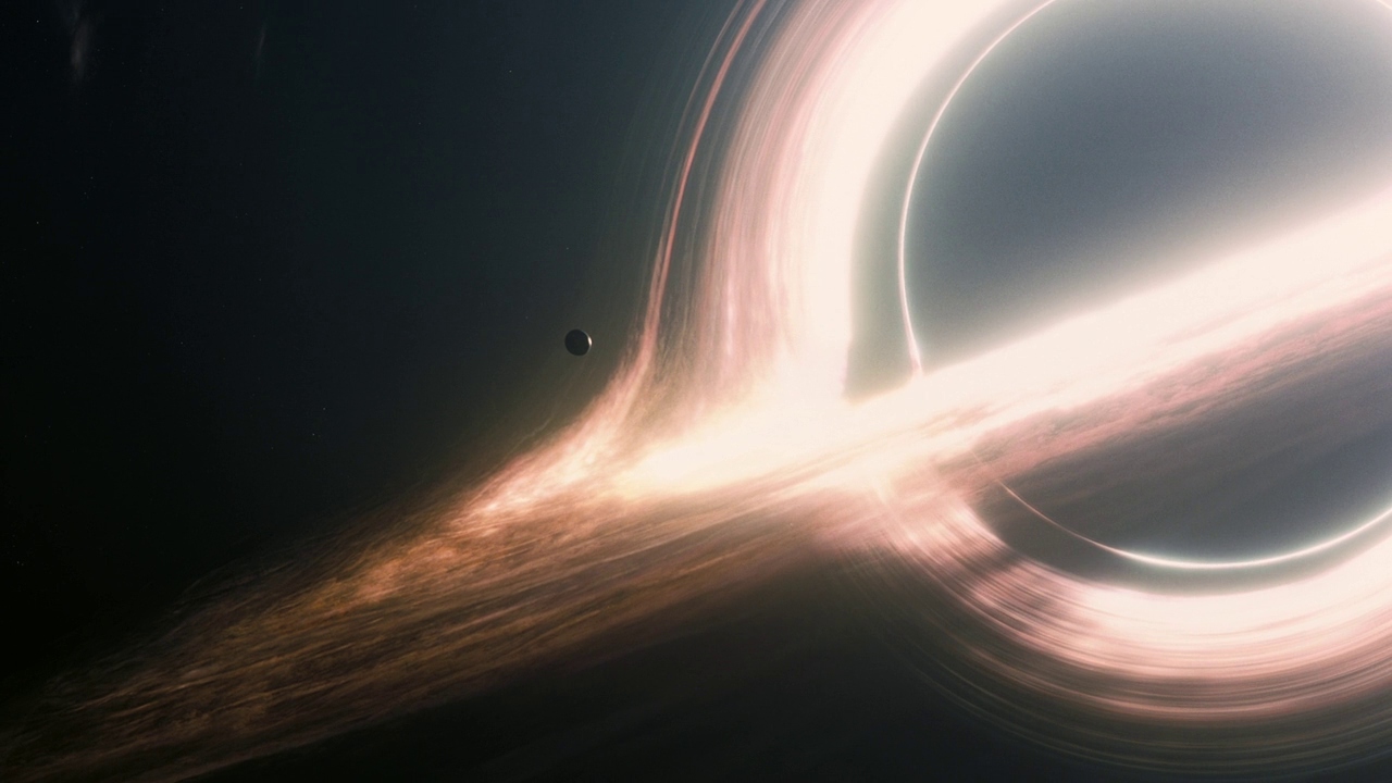 L'horizon des événements d'un trou noir supermassif dans Interstellar.