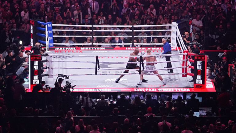 Mike Tyson, à gauche, affronte Jake Paul lors de leur match de boxe poids lourd, le vendredi 15 novembre 2024, à Arlington, Texas. (Photo AP/Julio Cortez)