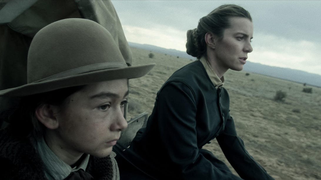 Preston Mota et Betty Gilpin, American Primeval