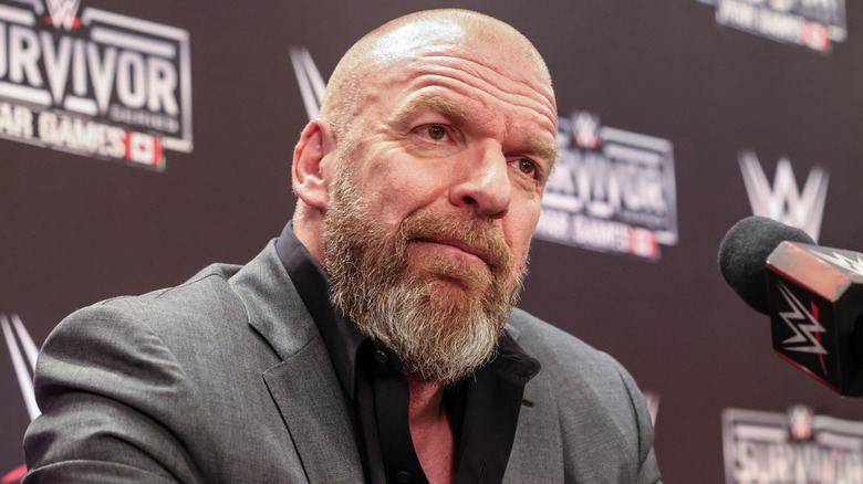 Paul Levesque devant un microphone de la WWE