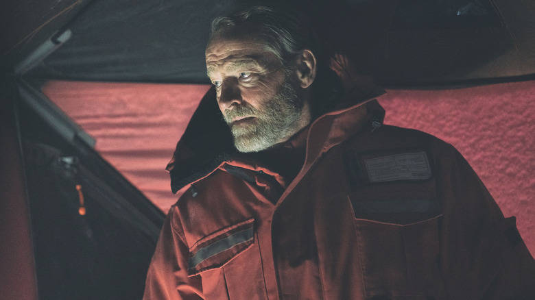 Iain Glen dans le rôle de Magnus, l'air inquiet dans The Rig
