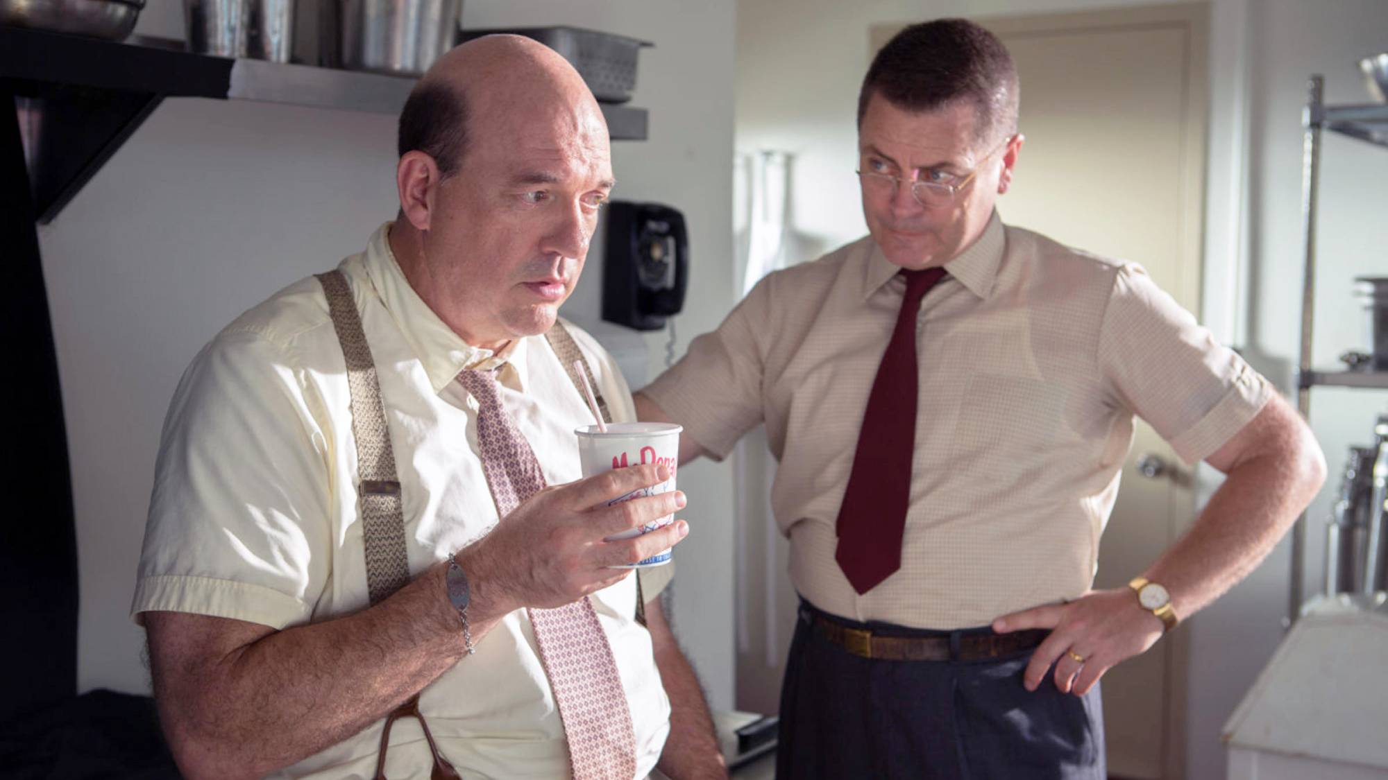 John Carroll Lynch dans le rôle de Maurice 'Mac' McDonald et Nick Offerman dans le rôle de Richard McDonald dans 'The Founder', maintenant sur Netflix