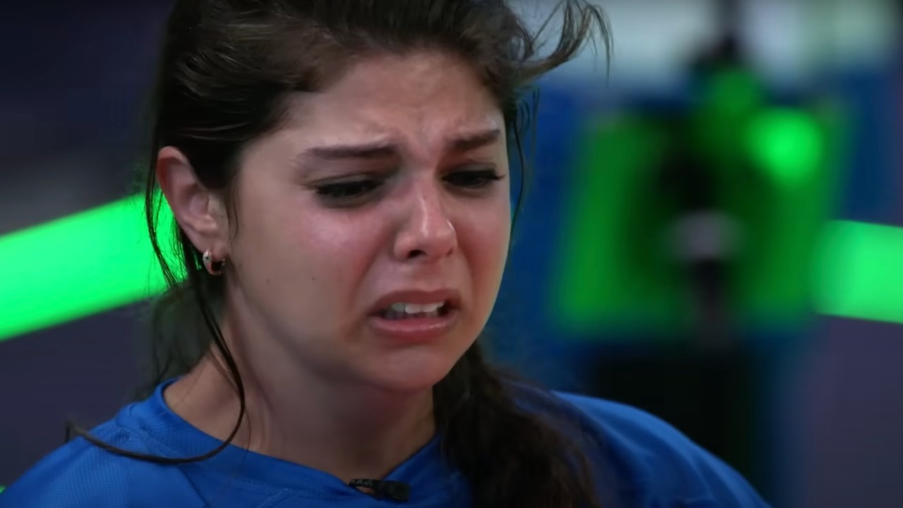 Une participante pleure en réalisant que son jeu est en danger.