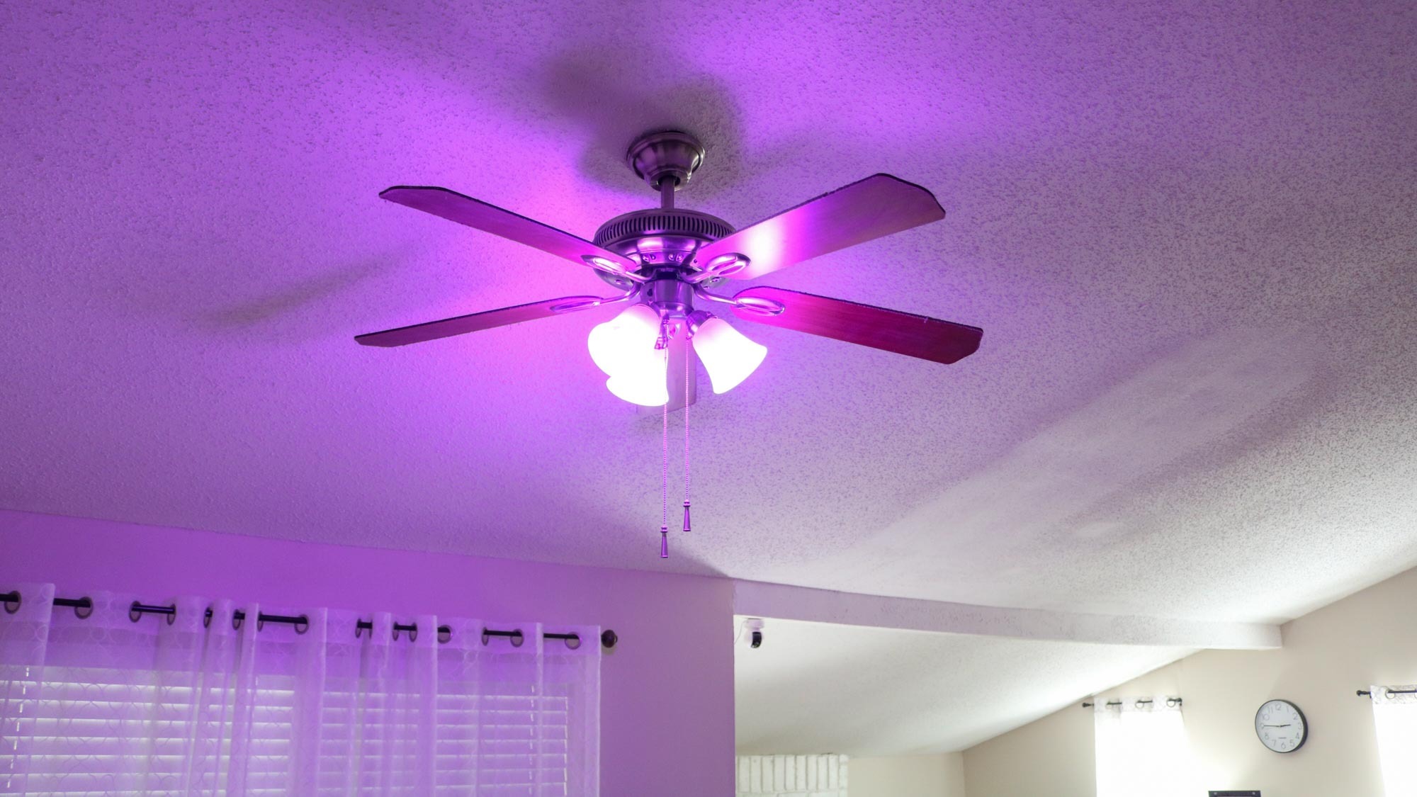 Trois ampoules connectées colorées dans un ventilateur de plafond