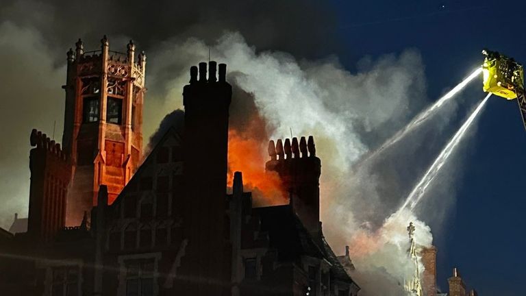 Les pompiers luttent contre l'incendie depuis les hauteurs